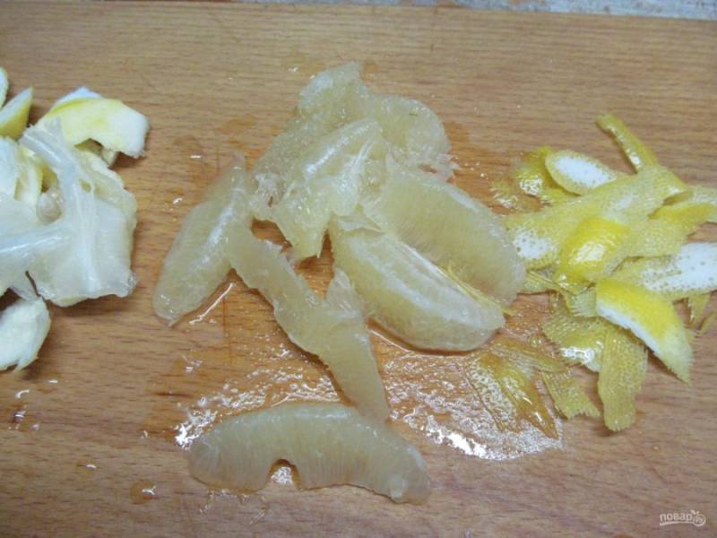 Начнем с начинки. Снимите цедру одного лимона, затем срежьте белую часть и выбросьте. Разделите лимон на дольки. 