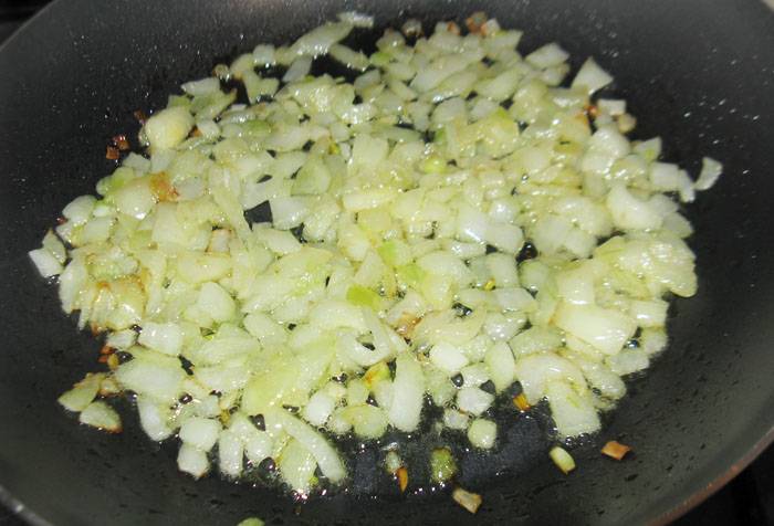 1. Сливочное масло растапливаем на сковороде и обжарим мелко нарезанный лук. 