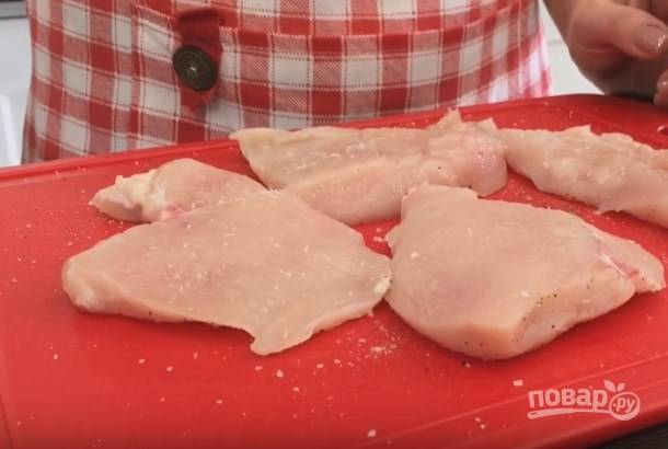 2. Куриное филе надо помыть, разрезать на несколько частей, немного посолить и обжарить на сковороде до румяной корочки. Можно использовать и любое другое мясо.