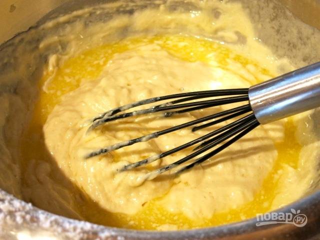 При помощи миксера взбейте сырое куриное яйцо с солью и сахаром. Затем тонкой струйкой введите кефир и размягченное масло  или маргарин. Добавьте немного разрыхлителя. Вмешайте муку. 