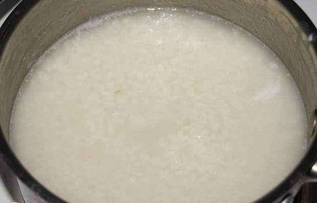Для начала сварим рис: промойте его и проварите минут 10 (до полуготовности). Затем откиньте на дуршлаг, дайте воде стечь. 