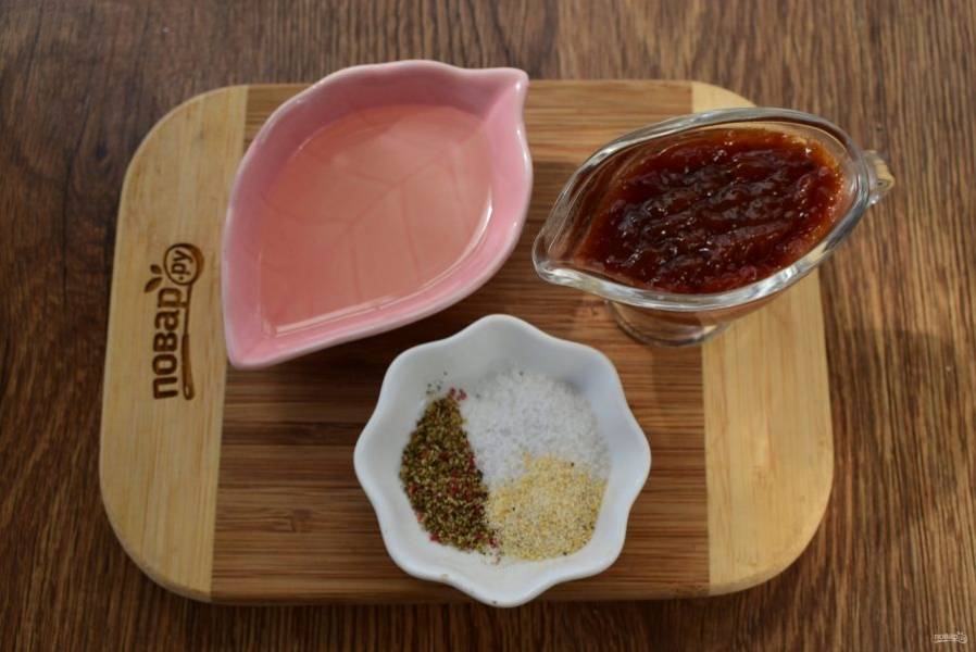 Подготовьте ингредиенты для маринования курицы. Соус Ткемали смешайте с растительным маслом, соль — со специями и сушеным чесноком.
