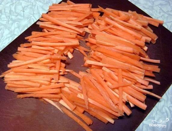 Очищаем морковь и обязательно нарезаем соломкой толщиной примерно 0,5 см.