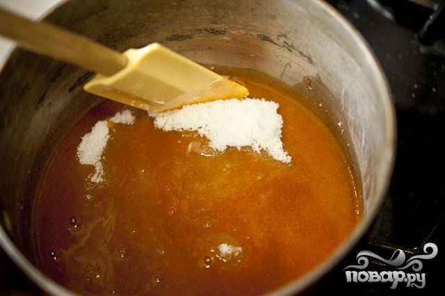 2. В небольшой кастрюле смешать желатин с водой и дать постоять в течение 5 минут. Добавить сахар-песок и готовить на среднем огне, время от времени помешивая, до тех пор, пока сахар не растворится полностью.