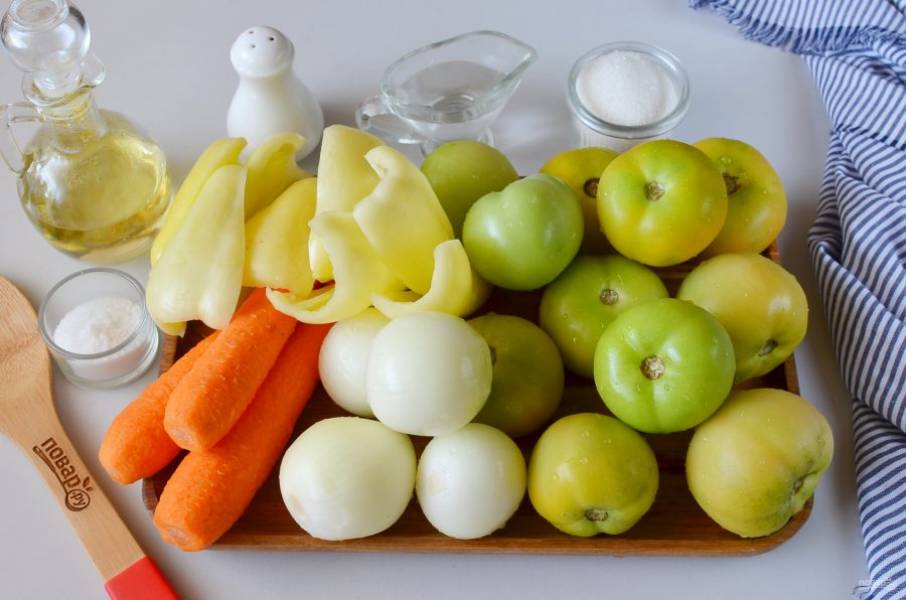 Подготовьте ингредиенты: вымойте помидоры, очистите морковь, перец, лук. Вес овощей указан в очищенном виде!