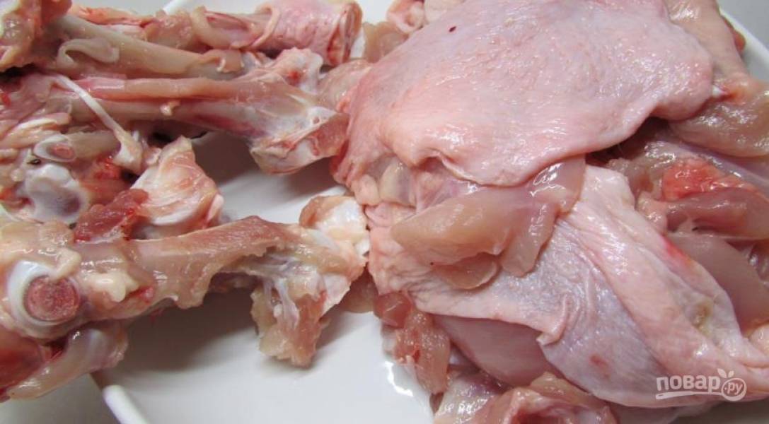 Мясо промойте и отделите от костей.