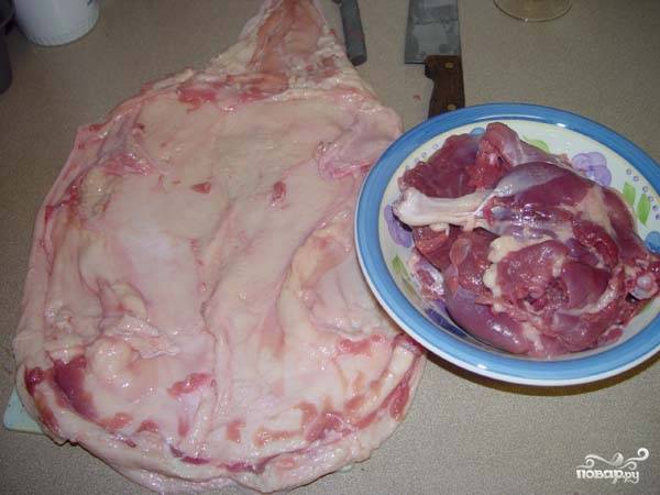 Потом снимите кожу с крыльев и ножек, а также вырежьте саму грудку (мясо). Если на коже останется немного мяса, это не страшно. Но она не должна порваться, будьте аккуратны.