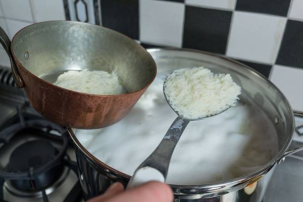 18. В небольшой мисочке приготовить еще один настой шафрана. Из кастрюли отобрать часть риса, доведенного примерно до полуготовности, в небольшую емкость.