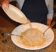 Переложите спагетти в тарелку и сверху засыпьте сыром с перцем. Перемешайте