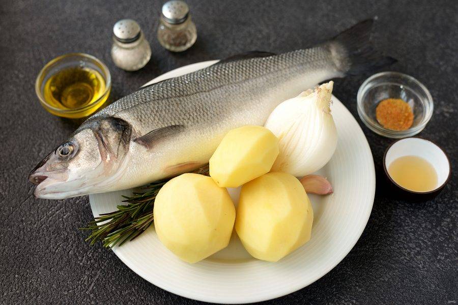 Подготовьте все ингредиенты. Рыбу выбирайте свежую, с чистыми и прозрачными глазами, приятным запахом и красными жабрами. Картошку, лук и чеснок почистите, промойте.