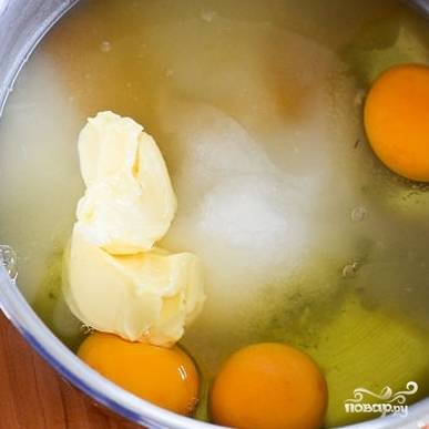 3. В другой миске взбейте миксером яйца, сахар, масло, экстракт ванилина, лимонную цедру и сок.