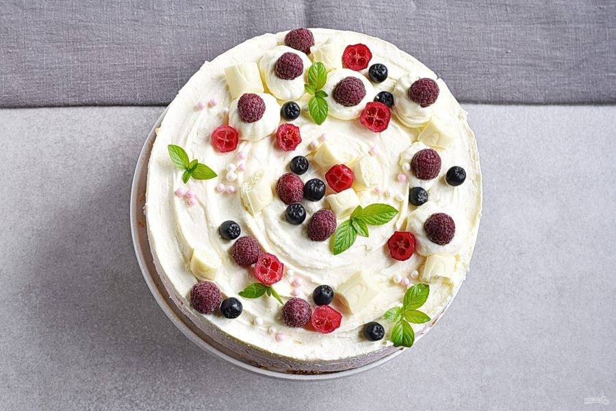 Достаньте торт из холодильника перед самым чаепитием. Украсьте по вашей фантазии свежими ягодами, фруктами, белым шоколадом, листочками мяты и кондитерским драже.