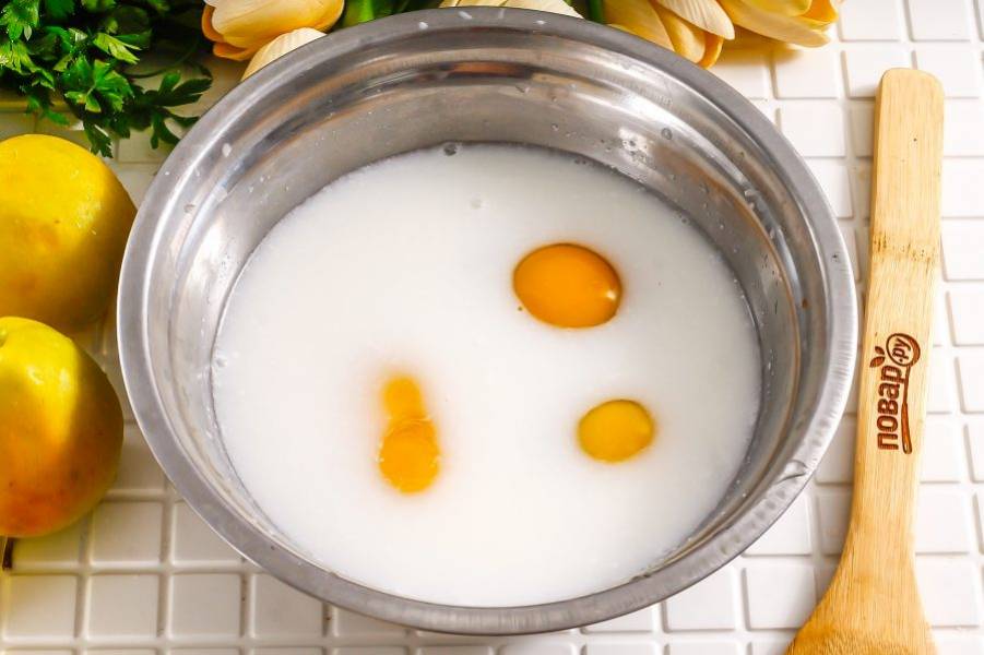 Вбейте куриные яйца в глубокую емкость и влейте молоко любой жирности или любого сорта. Всыпьте сахар и соль, можно добавить ванильный сахар.