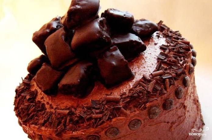 Торт обмажьте кремом со всех сторон. Украсить можете тертым шоколадом и кусочками оставшегося бисквита (для красоты обмакните их в растопленный шоколад). 
Готовый торт "Марика" отправьте в холодильник для пропитки на парочку часов. 