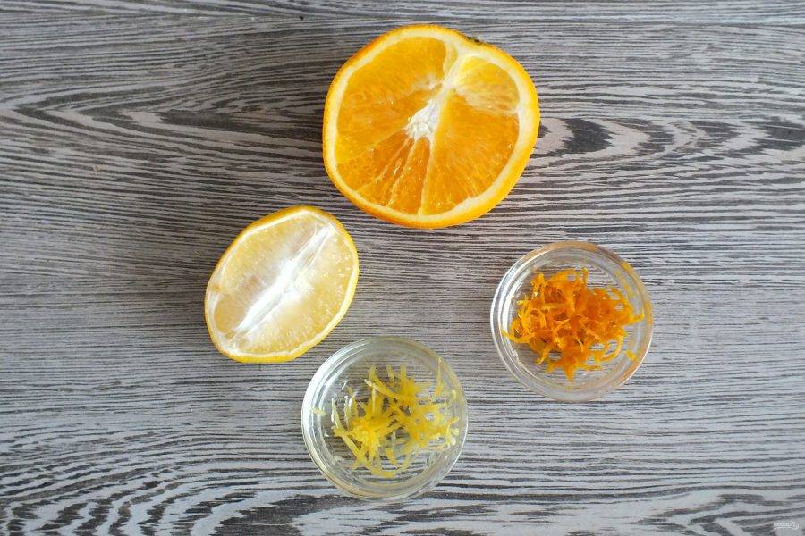 С апельсина и лимона снимите цедру, выжмите сок. Общее количество сока должно быть 70 мл.