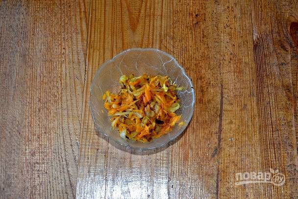 За это время можно заняться начинкой. Очистите и измельчите лук, морковь натрите на терке. Обжарьте овощи до румяности.