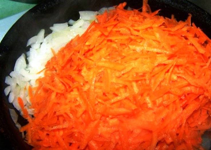 Обжарьте лук, затем добавьте на сковороду морковь. Немного протушите.