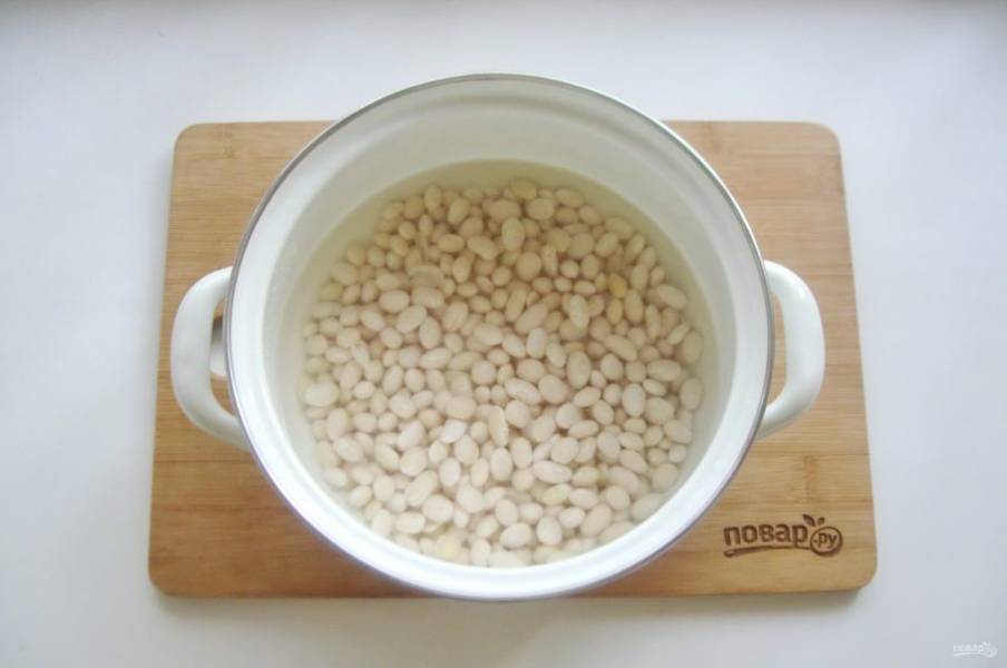 Приступайте к приготовлению супа. В кастрюлю налейте воду и выложите фасоль. Доведите до кипения. Снимите пену и продолжайте варить фасоль.