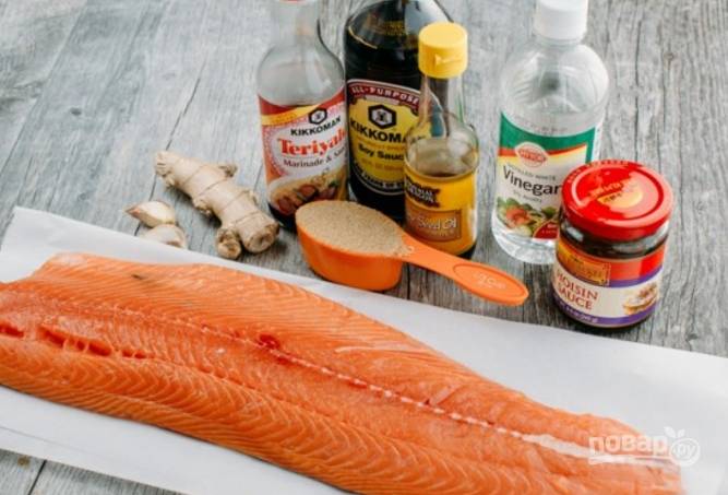 Подготовьте продукты. Рыбу порежьте на небольшие стейки.