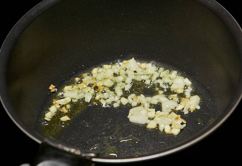 10. На отдельной сковороде с небольшим количеством растительного масла обжарить измельченный чеснок. 