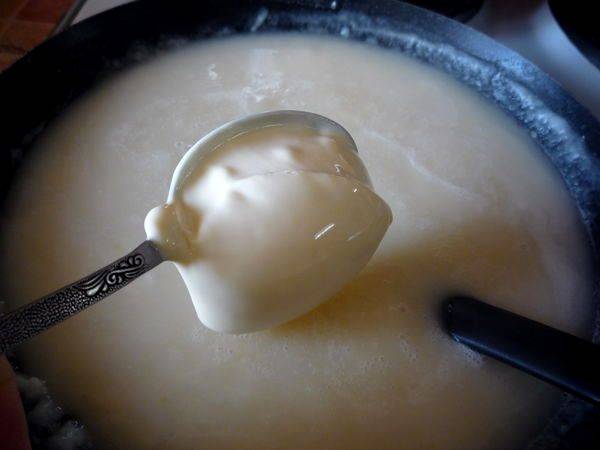 Когда наш соус начнет понемногу кипеть, выкладываем в него плавленый сыр, тщательно все перемешиваем. 