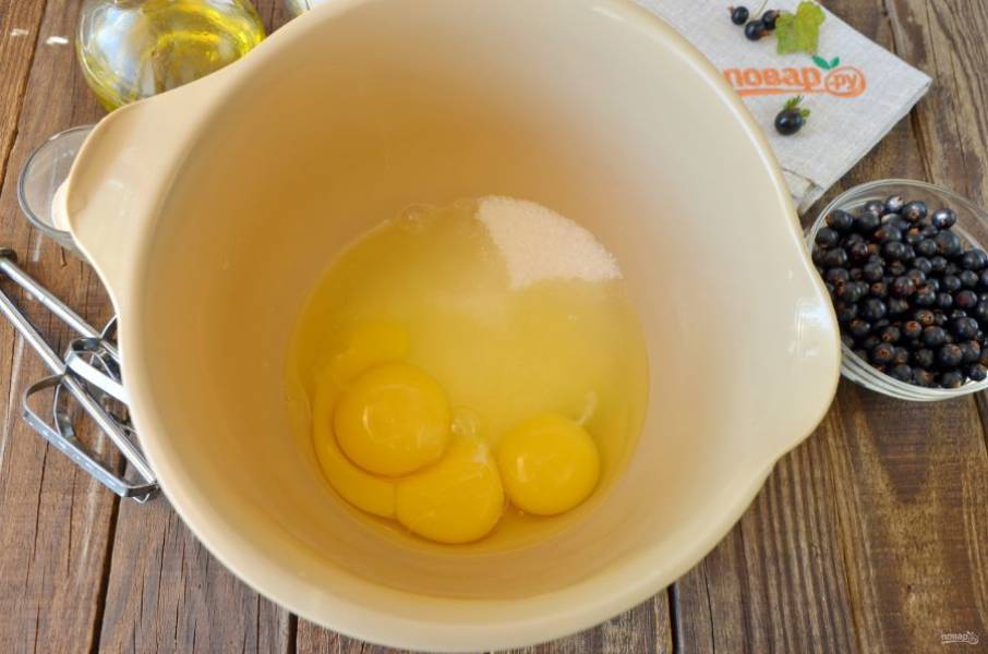 Стакан сахара соедините с яйцами миксером, обороты постепенно увеличивайте, взбивайте до увеличения массы в объеме и посветления.