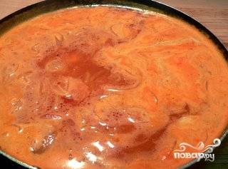 Заливаем содержимое сковородки водой - нам понадобится её примерно 0,5 литра. Доводим соус до кипения и можно добавить свои любимые специи. Соус готов.