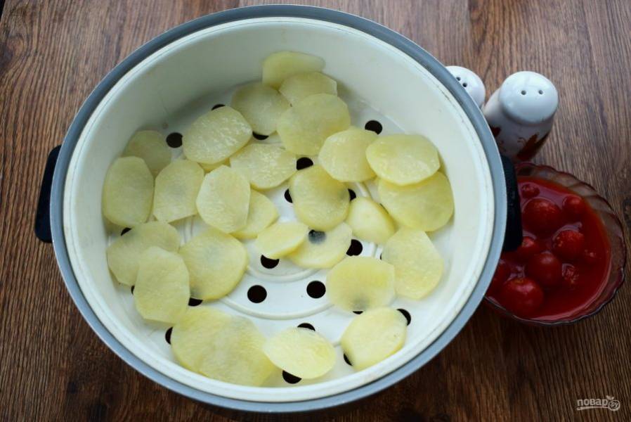 Картофель помойте, очистите и нарежьте ломтиками 0,5 см толщиной. Отварите в пароварке в течение 10 минут.