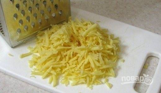 Сыр натрите на тёрке.