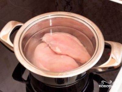 Куриное филе промойте, положите в холодную воду и отварите до готовности (примерно 20 минут после того, как вода закипит).