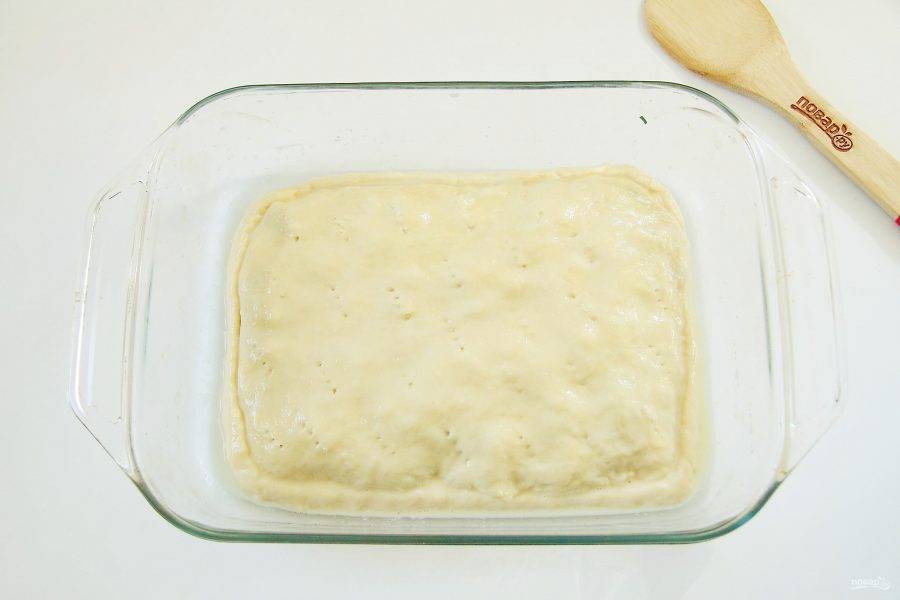 Раскатайте вторую часть теста и накройте начинку. Защипните края любым удобным способом. Смажьте верх желтком и сделайте проколы вилкой по всей поверхности пирога.