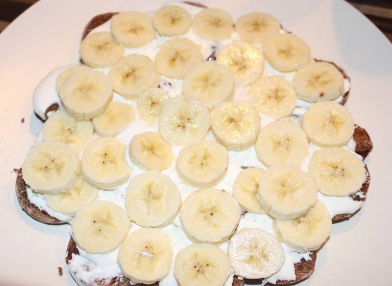 Бананы нарезаем пластинами толщиной 3-5 миллиметров и раскладываем на наш торт.