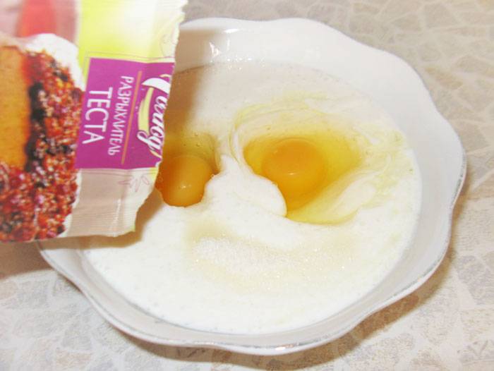 В кефир вливаем кипяток струйкой постепенно. Добавляем яйца, разрыхлитель, соль и сахар и все перемешиваем. 