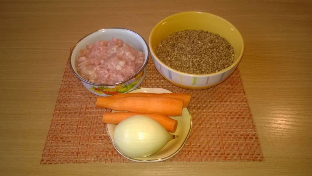 1. Подготовьте ингредиенты. Лук, морковь и чеснок почистите, гречку переберите и тщательно промойте.