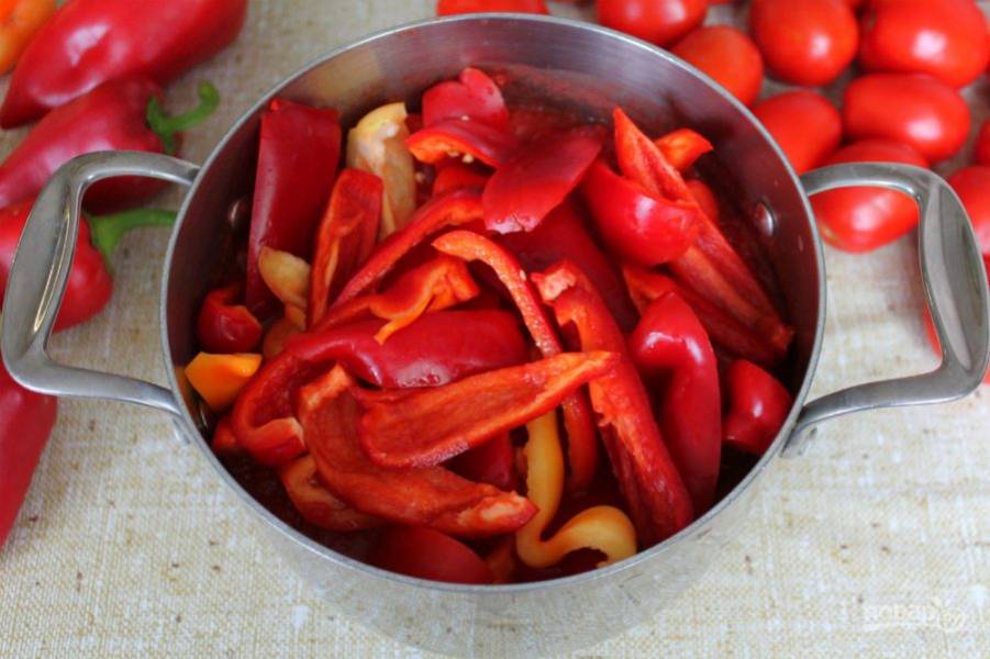В кипящий томатный сок добавляем болгарский перец. 
