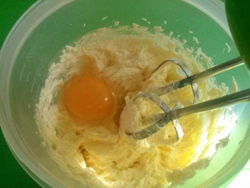 По одному добавьте в масляно-сахарную массу яйца, взбейте всё снова.