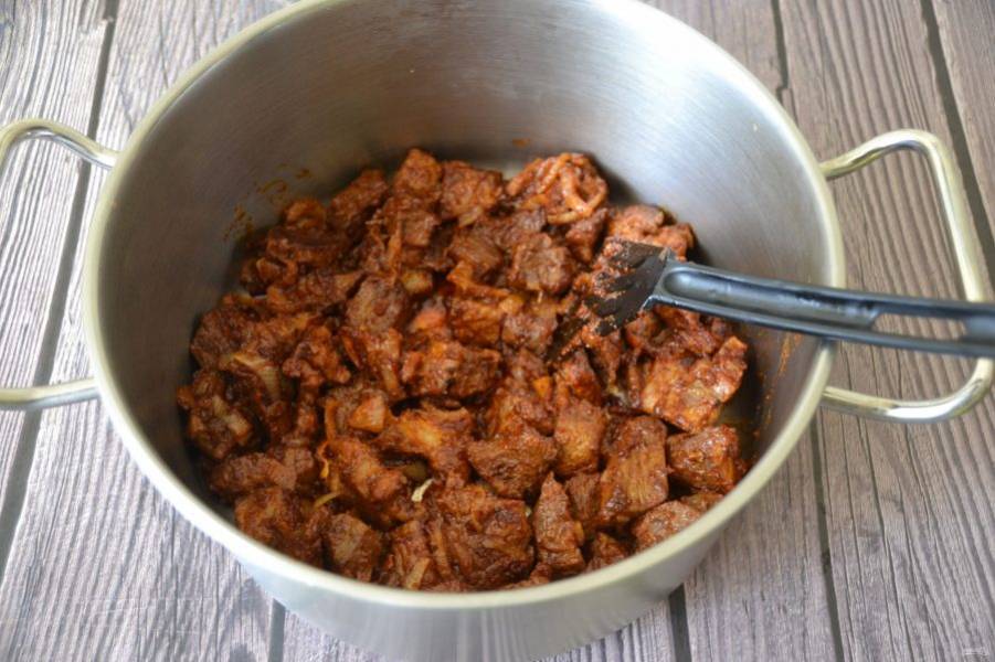 Переложите мясо в сотейник, а в сковороду налейте горячую воду и слейте её в качестве бульона в сотейник.