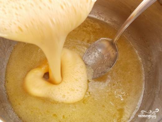 1.	В сотейник кладем масло, мед и насыпаем сахар, ставим все на водяную баню и перемешиваем. В отдельной миске взбиваем яйцо с содой, затем в кастрюльку на водяной бане добавляем его. 