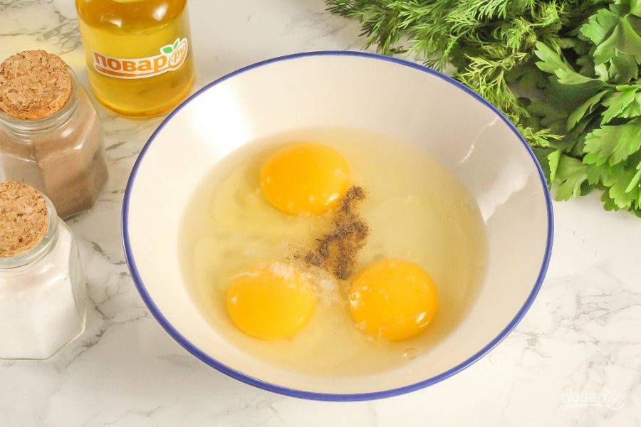 Вбейте куриные яйца в глубокую емкость или салатник. Всыпьте соль и молотый черный перец, влейте холодную воду. Взбейте все примерно 1-2 минуты.