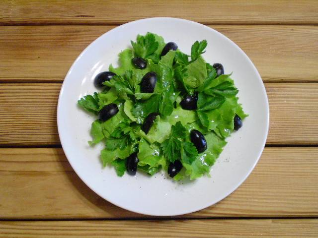 4. Добавляем оливки, щепотку перца молотого черного, соль по вкусу. Поливаем ароматным маслом.