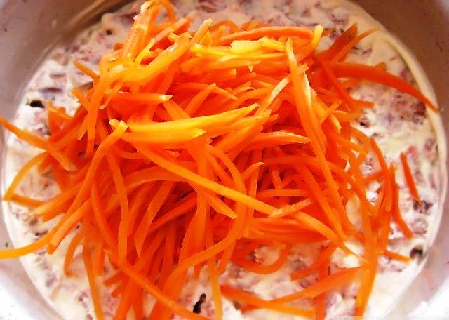 Далее морковь, майонез и завершающий слой – тертый сыр. Теперь переверните емкость с салатом на блюдо и подайте на стол. 