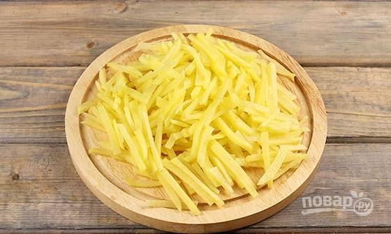 6. Картофель очистите, нарежьте тоненькими брусочками. 