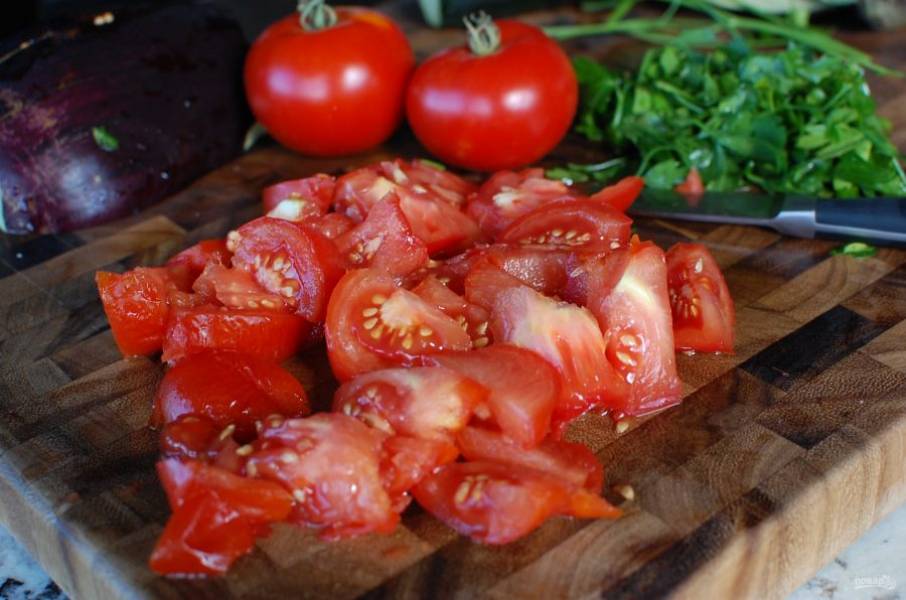 5.	Помойте и нарежьте помидоры большими кусочками. Помойте и крупно измельчите базилик и петрушку.