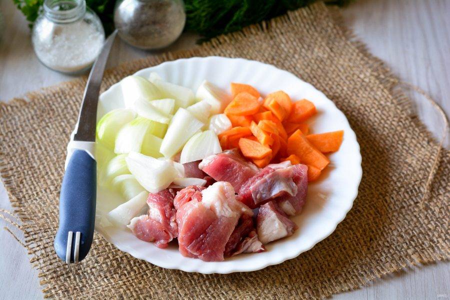 Для начинки нарежьте кусочками мясо, почищенный лук и морковку.