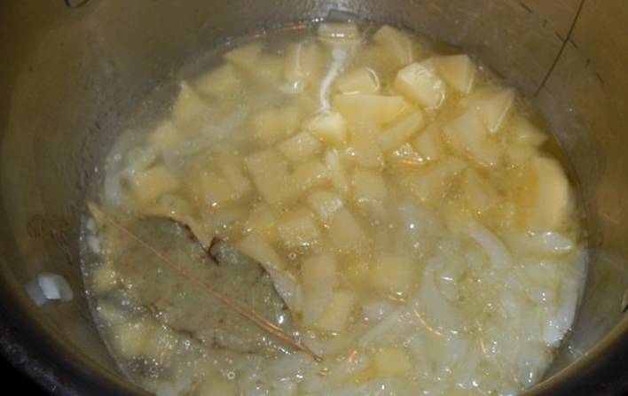 Добавьте картофель, порезанный кубиками. Влейте немного воды в которой варилась капуста. Варите до готовности картофеля.