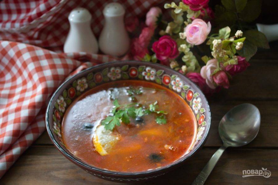Суп-солянка с рисом, колбасой и копченостями
