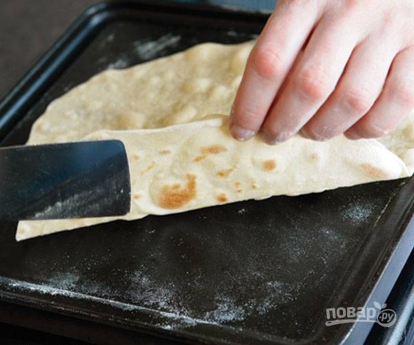 4.	Разогрейте чугунную сковороду и выложите лепешку, обжаривайте с каждой стороны около 40-60 секунд.