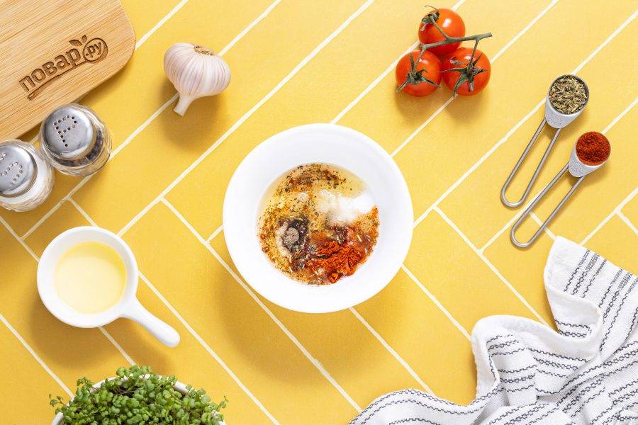 Смешайте измельченный чеснок с растительным маслом, солью и всеми специями.