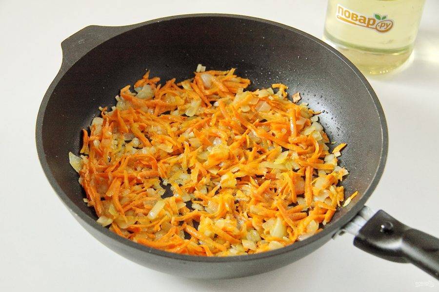 Добавьте тертую морковь  и протушите все вместе еще несколько минут.