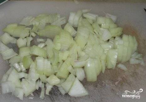 3. Пока картофель и грибы варятся, мелко нарезаем лук.
